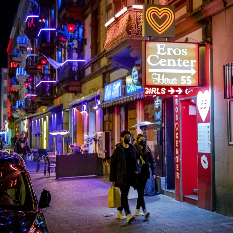 TrystHub - Escoltas digitales en Berlín: cómo las plataformas online reescribieron las reglas de la industria