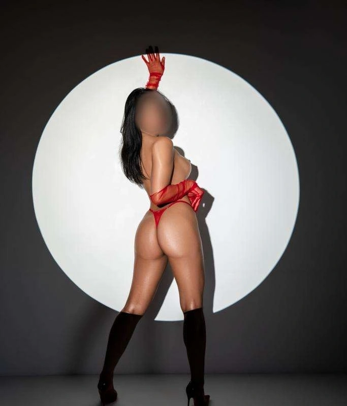 TrystHub - Escorts Hamburg - Modelo Selena Vale TrystHub - Hamburg Escorts - Modelo Selena Vale
